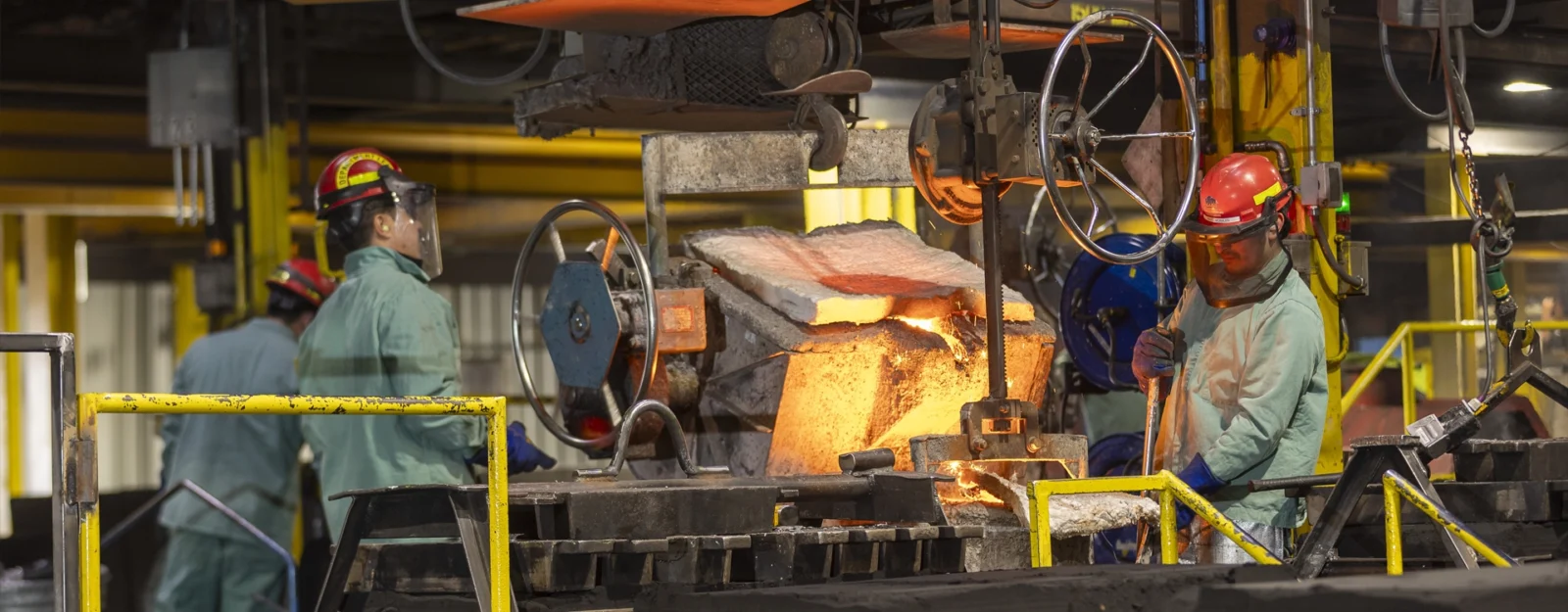 homepage-slider-pour-iron-close2